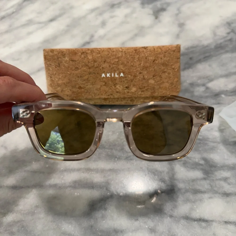 Akila Ascent Beige/Brown Sunglasses with Cork Case